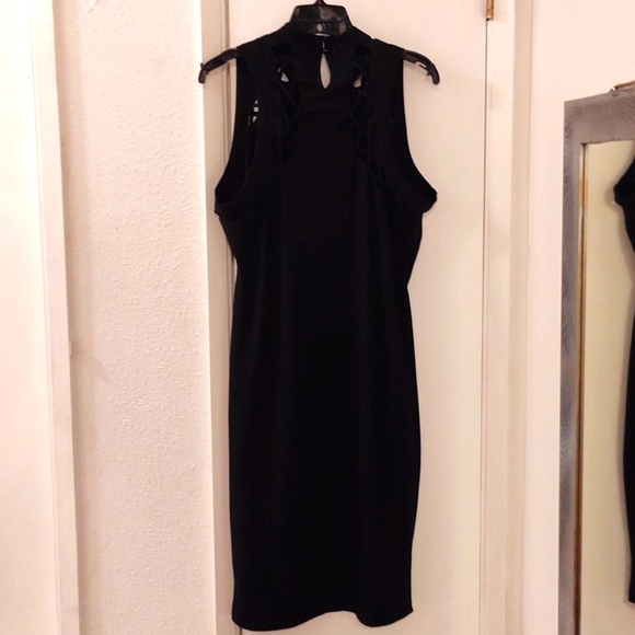 VENUS Dresses & Skirts - Black midi dress